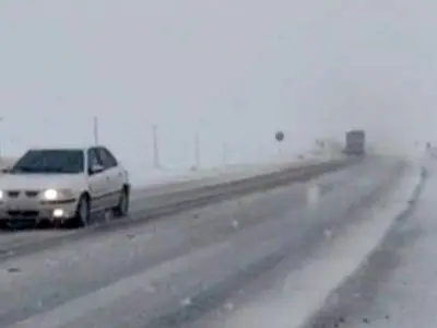 جاده های تهران در محاصره برف شدید / این مسیرها یخبندان هستند