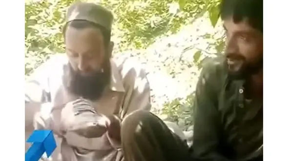  فرمانده هتاک طالبان فرمان قتل ایرانی ها را داد! / افراد او از داخل کفش غذا می خورند!؟ + فیلم