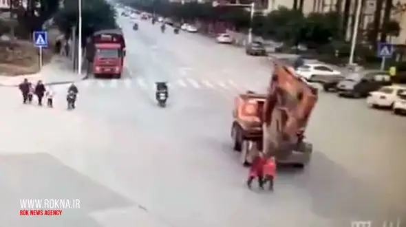 فیلم لحظه دلخراش له شدن یک زن و کودک زیر چرخ های ماشین سنگین+عکس
