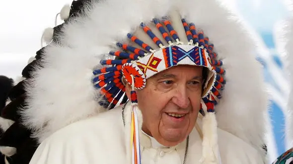 پاپ فرانسیس در پوشش سرخپوستی + فیلم 