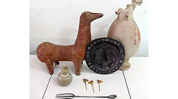 کشف اشیاء تاریخی سفالی در زنجان
