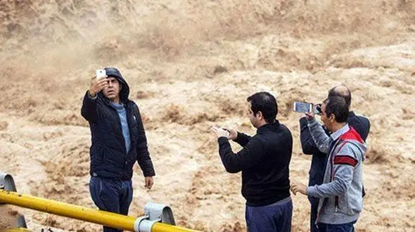 آخرین سلفی 3 عضو خانواده در رودخانه روستا / همه غرق شدند!