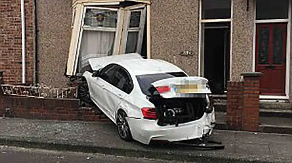  راننده مست ماشین را به دیوار خانه کوبید + عکس