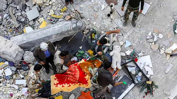 اجساد کشته‌شدگان زلزله در "فضای باز" معاینه می‌شود/