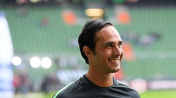 الکس نوری نزدیک به نیمکت استقلال