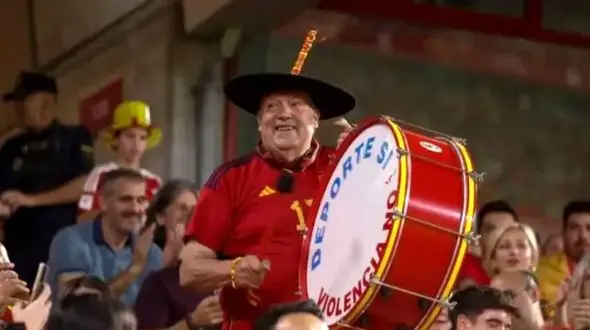 شوک به دنیای فوتبال : معروف ترین لیدر دنیا درگذشت!