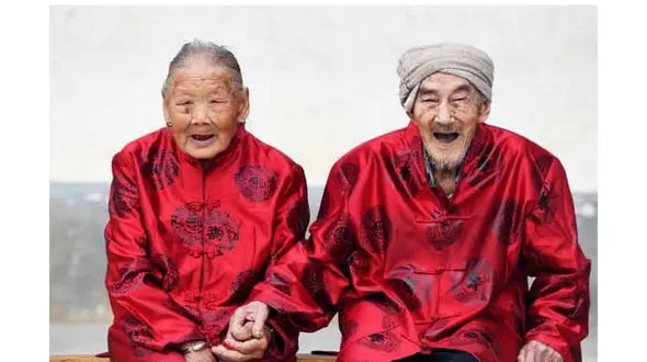 مسن‌ترین زوج خوشبخت چینی را ببینید+ عکس 