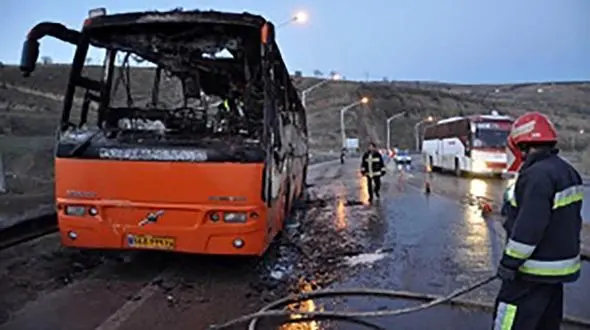 اتوبوس ولوو با 17 مسافر در آزادراه تهران-قم آتش گرفت