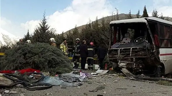 تصادف عجیب  مینی‌بوس با دیوار در ولنجک + عکس