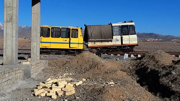 خروج هولناک قطار از ریل راه آهن در ساوه / درزین چیست؟ + عکس