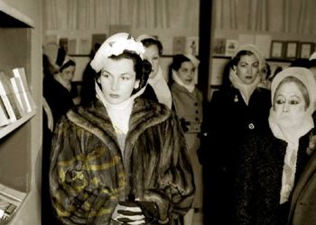 عکس سفر در زمان / «فوزیه، همسر مصری محمدرضا پهلوی در کنار همسر دوم رضاخان»؛ سال 1318