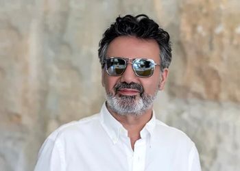 دانلود آواز خاطره ساز معین ! / آهنگ صبح که در پنجرتون وا میشه خورشید از اون روزنه پیدا میشه  + متن