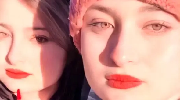 عکس زننده سارا و نیکا روی دریای سوئد / چه بودند و چه شدند!