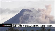 خروج خاکستر و گدازه از آتشفشان در اندونزی