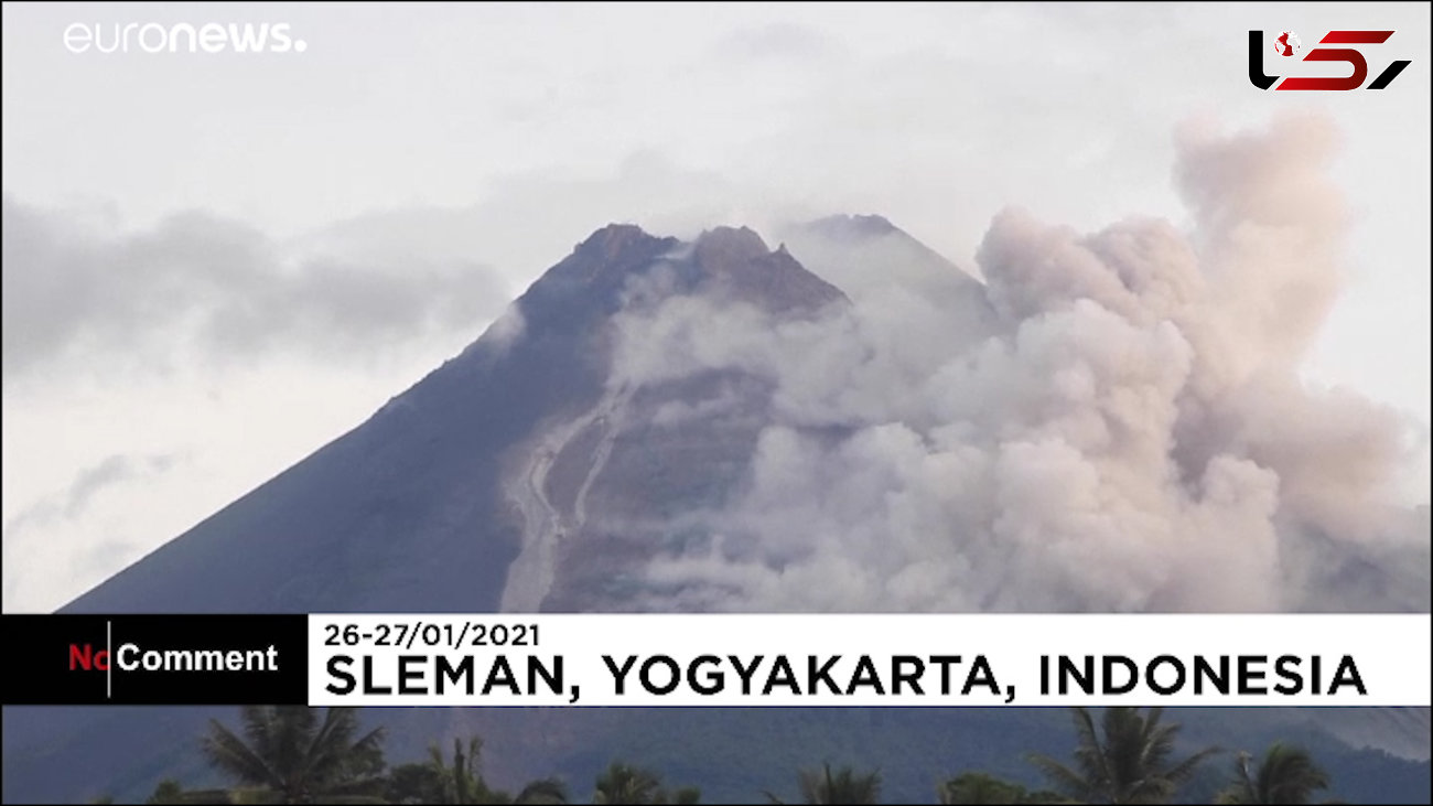 خروج خاکستر و گدازه از آتشفشان در اندونزی