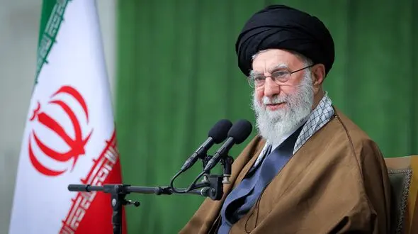 رهبر انقلاب: جوانان ما خوب هستند/ رفتار برخی دستگاه‌ها انتقال ارزش‌های شهدا را نشان نمی‌دهد