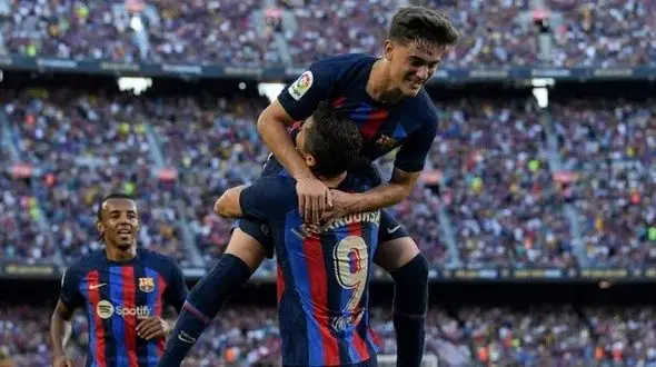 مرد یک میلیارد یورویی بارسلونا تمدید کرد/ سر لیورپول و یونایتد بی‌کلاه ماند