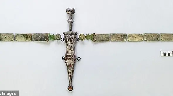 کشف خنجر نقره رومی ها 2 هزار ساله