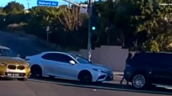 فیلم سقوط کودک از شاسی بلند در حال حرکت در کالیفرنیا