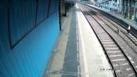 فیلم نجات در آخرین ثانیه های زیر قطار مردن یک مرد / ریسک به خاطر یک لنگه کفش / هند