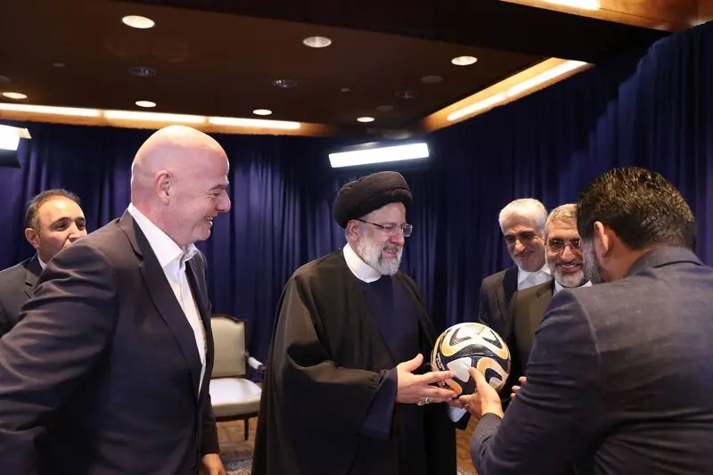 رئیس فدراسیون بین المللی فوتبال (فیفا) در حاشیه هفتاد و هشتمین مجمع عمومی سازمان ملل در نیویورک، در محل اقامت رئیس جمهوری اسلامی ایران با آیت‌الله رئیسی دیدار کرد. 