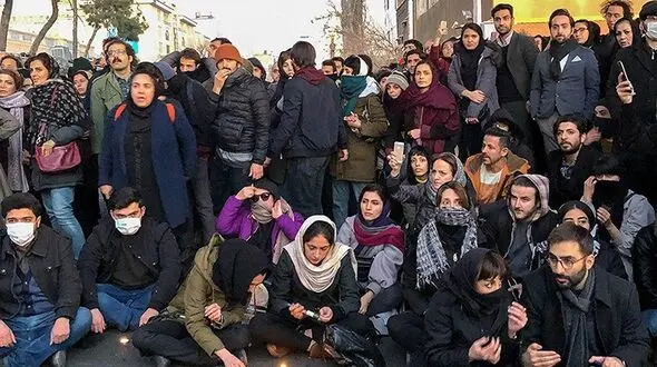 شعارهای تند و پاره کردن عکس حاج قاسم / در تجمع عصر امروز دانشجویان رخ داد + عکس و فیلم