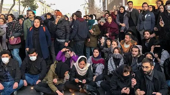 شعارهای تند و پاره کردن عکس حاج قاسم / در تجمع عصر امروز دانشجویان رخ داد + عکس و فیلم