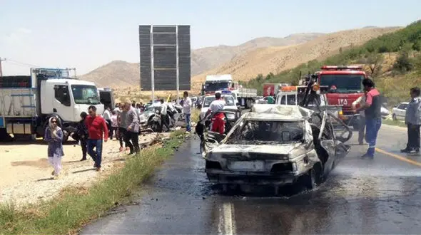 تریلی در جاده نهاوند  یک خودروی پژو را له کرد و مرگ وحشتناک ۶ عضو یک خانواده را رقم زد+عکس