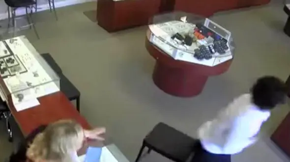 شگرد عجیب برای سرقت خونسردانه انگشتر الماس نشان+ تصاویر