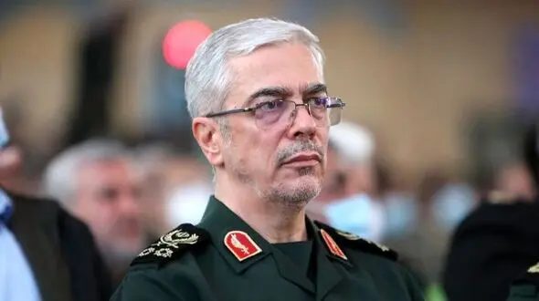 عکس  سفر به تاریخ /  «سرلشکر باقری» در کنار «پدر صنعت موشکی ایران» در جبهه / خاکی و خیلی جوان !