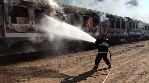 8 کشته در آتش سوزی هولناک قطار مسافربری در پاکستان + عکس