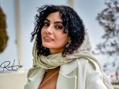 فیلم / نگاهی به چیدمان  شاهانه و اعیانی خانه صحرا اسداللهی / از 65 پله تا بالاترین ارتفاع با منظره ای چشم نواز / ویلای استخر دار تا فرش اصیل ایران قرمز رنگ با میلمانی لیمویی رنگ در دل کوه