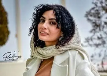 فیلم / نگاهی به چیدمان  شاهانه و اعیانی خانه صحرا اسداللهی / از 65 پله تا بالاترین ارتفاع با منظره ای چشم نواز / ویلای استخر دار تا فرش اصیل ایران قرمز رنگ با میلمانی لیمویی رنگ در دل کوه