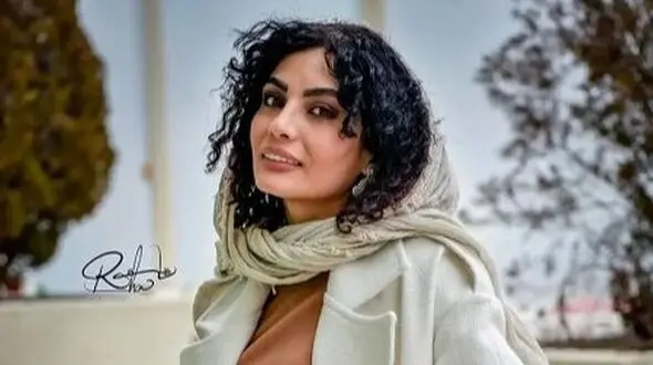 فیلم / نگاهی به چیدمان  شاهانه و اعیانی خانه صحرا اسداللهی / از 65 پله تا بالاترین ارتفاع با منظره ای چشم نواز / ویلای استخر دار تا فرش اصیل ایران قرمز رنگ با میلمانی لیمویی رنگ در دل کوه