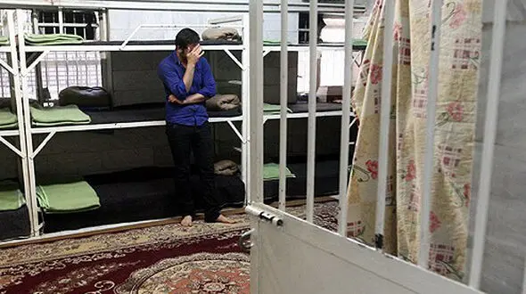 حفظ قرآن بعد از دزدی های سریالی حامد از خانه ها ! / در زندان تهران بزرگ چه می گذرد؟  + گفتگو