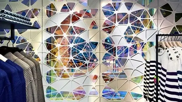 طراحی عجیب یک مرکز تجاری با شیشه های رنگی+تصاویر