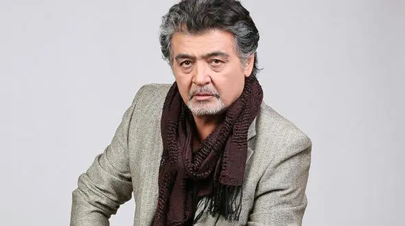 بازگشت رضا رویگری به صحنه بازیگری / همسرجوانش هم روی صحنه رفت + عکس ها