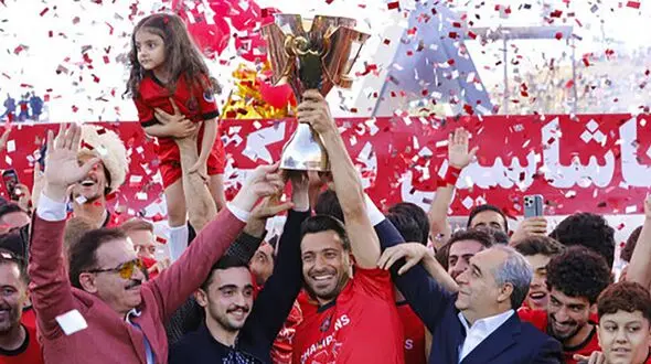 جشن قهرمانی تراکتور به مدرسه دخترانه رسید! + عکس