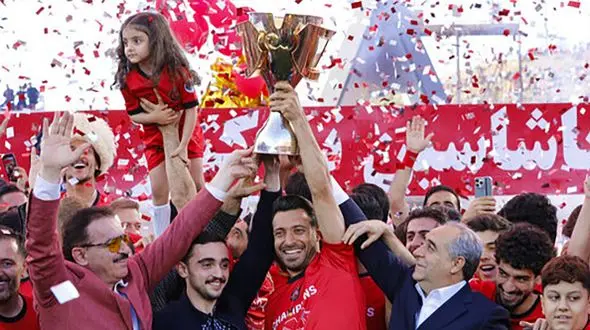 جشن قهرمانی تراکتور به مدرسه دخترانه رسید! + عکس