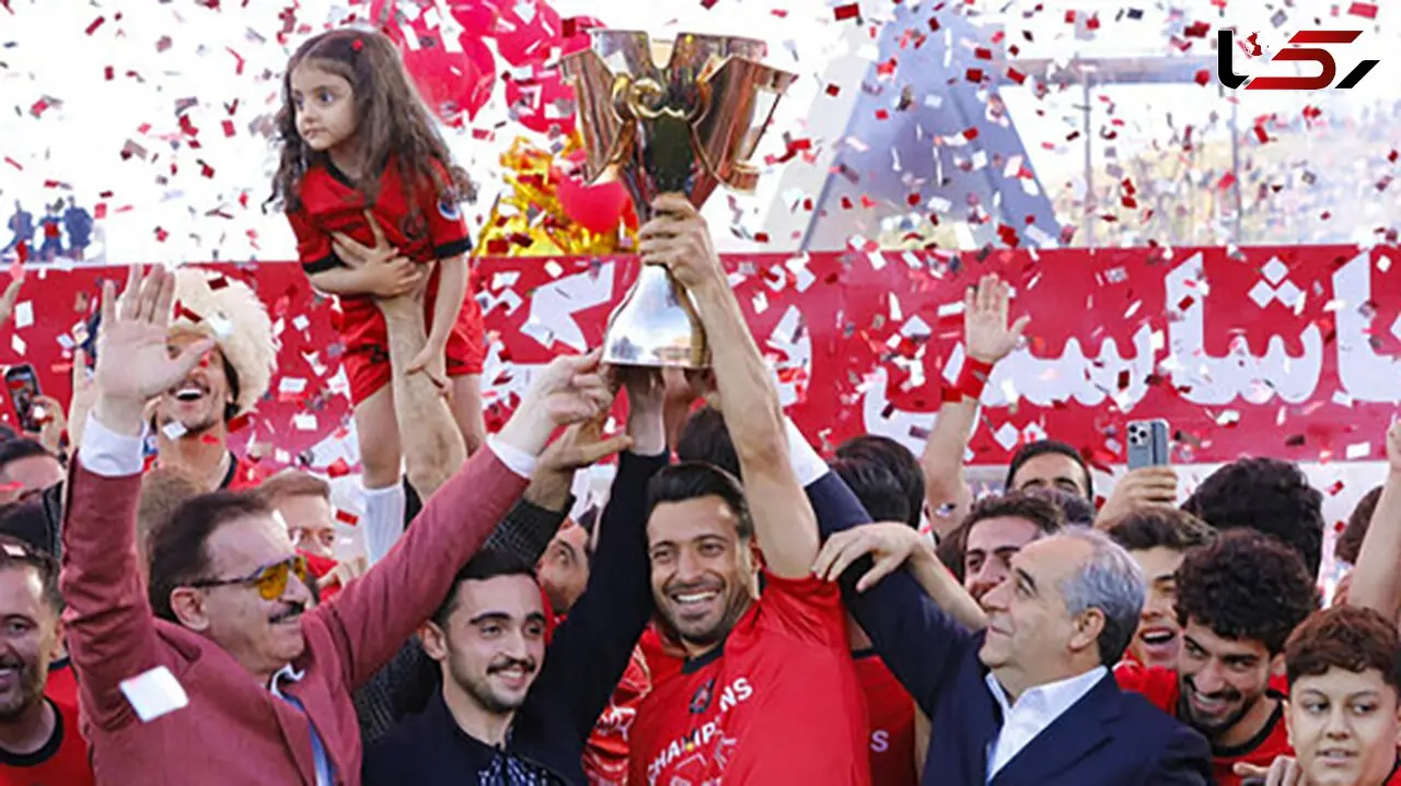 جشن قهرمانی تراکتور به مدرسه دخترانه رسید! + عکس