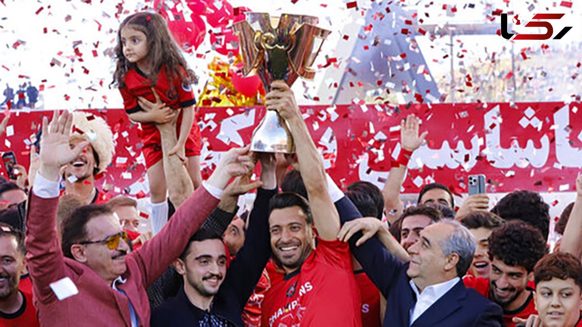 جشن قهرمانی تراکتور به مدرسه دخترانه رسید! + عکس