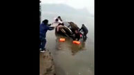 روش جالب نجات کودک قبل از غرق شدن خودرو شاسی بلند در دریاچه + فیلم