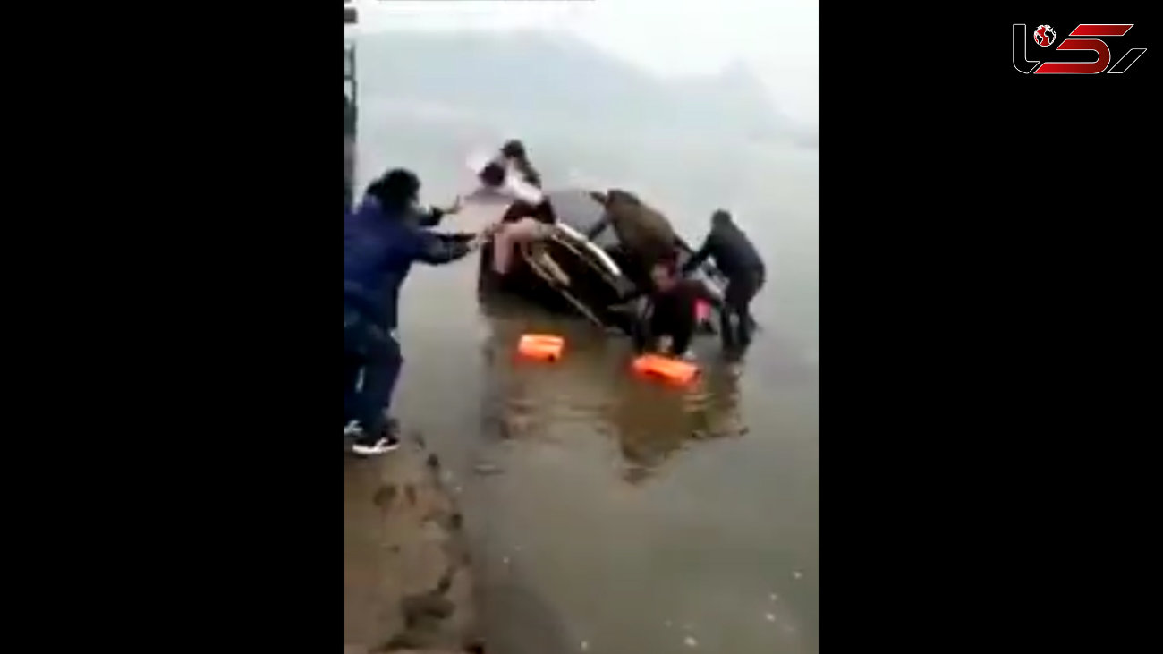 روش جالب نجات کودک قبل از غرق شدن خودرو شاسی بلند در دریاچه + فیلم