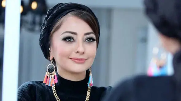 پوشش شرم آور نفیسه روشن در کنسرت ! / خودش را 14 سال کرد !