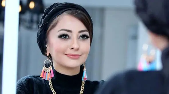 پوشش شرم آور نفیسه روشن در کنسرت ! / خودش را 14 سال کرد !