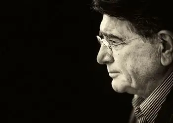 فیلم / یادی کنیم از تصنیف یعنی چه با صدای بهشتی محمدرضا شجریان / آوازی که هیچ وقت تکرار نشد 