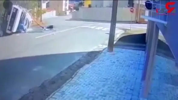 واژگونی کامیون، عاقبت حمل غیر اصولی بار + فیلم 