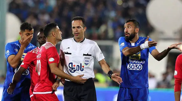 اعتراض شدید بازیکنان و هواداران استقلال به حیدری/ اشک‌های غفوری و ممانعت شفر از رفتن بازیکنان به رختکن