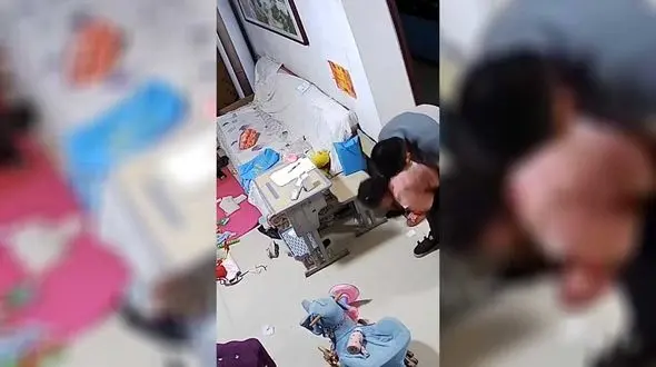 ببینید / لحظه پراسترس نجات کودک از خفگی بعد از گیر کردن شکلات در گلو