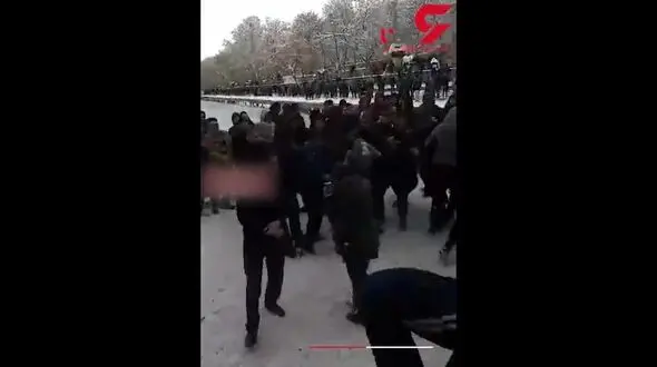 فیلم لحظه حمله ده ها پسر جوان با گلوله برفی به 2 دختر در پارک ائل گلی تبریز / 2 تن دستگیر شدند + تصویر